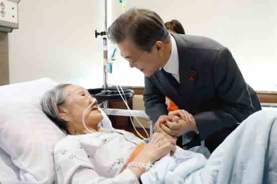 韩国总统文在寅前往医院，看完“慰安妇”老奶奶。